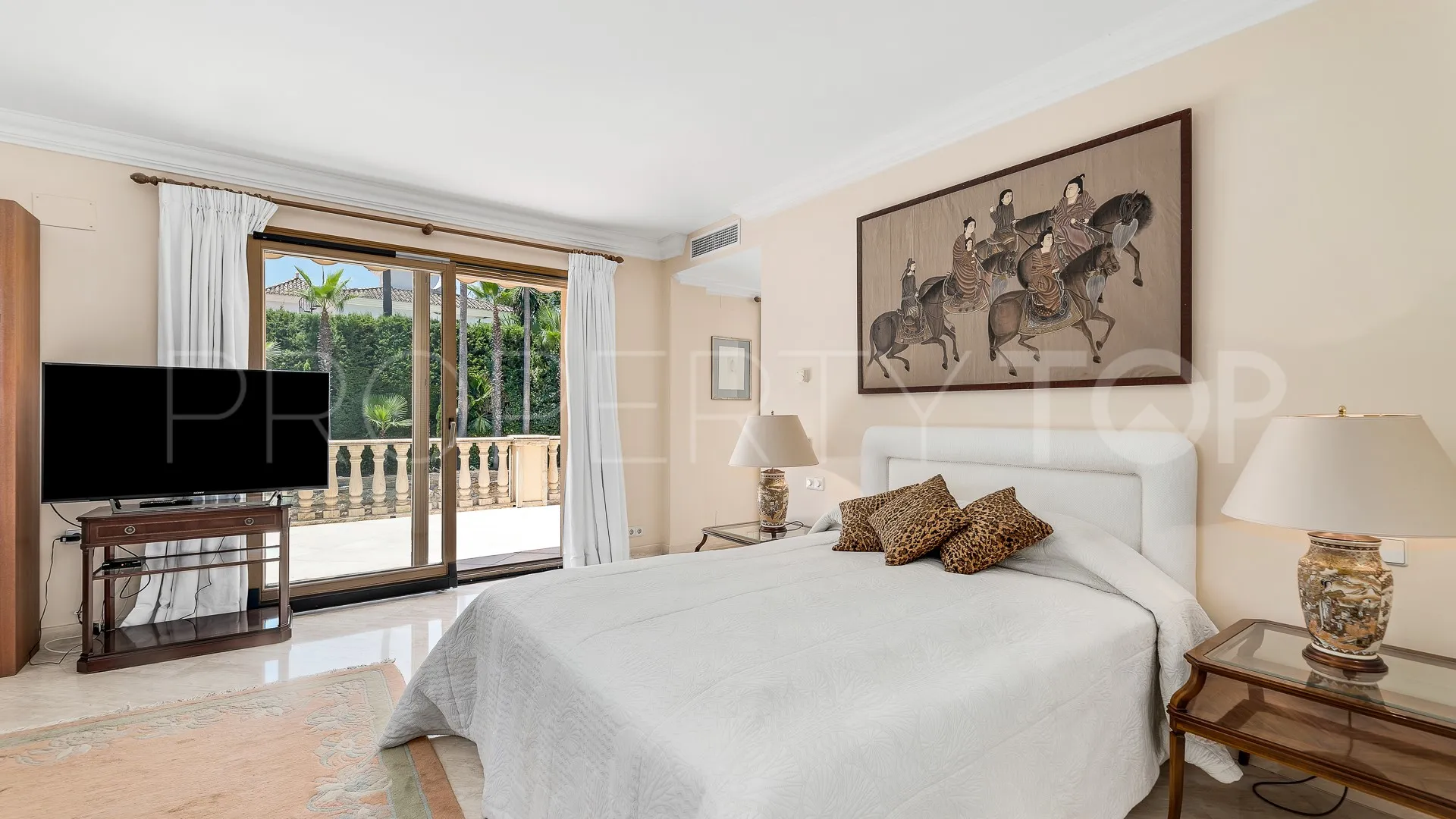 Comprar villa con 4 dormitorios en Nueva Andalucia