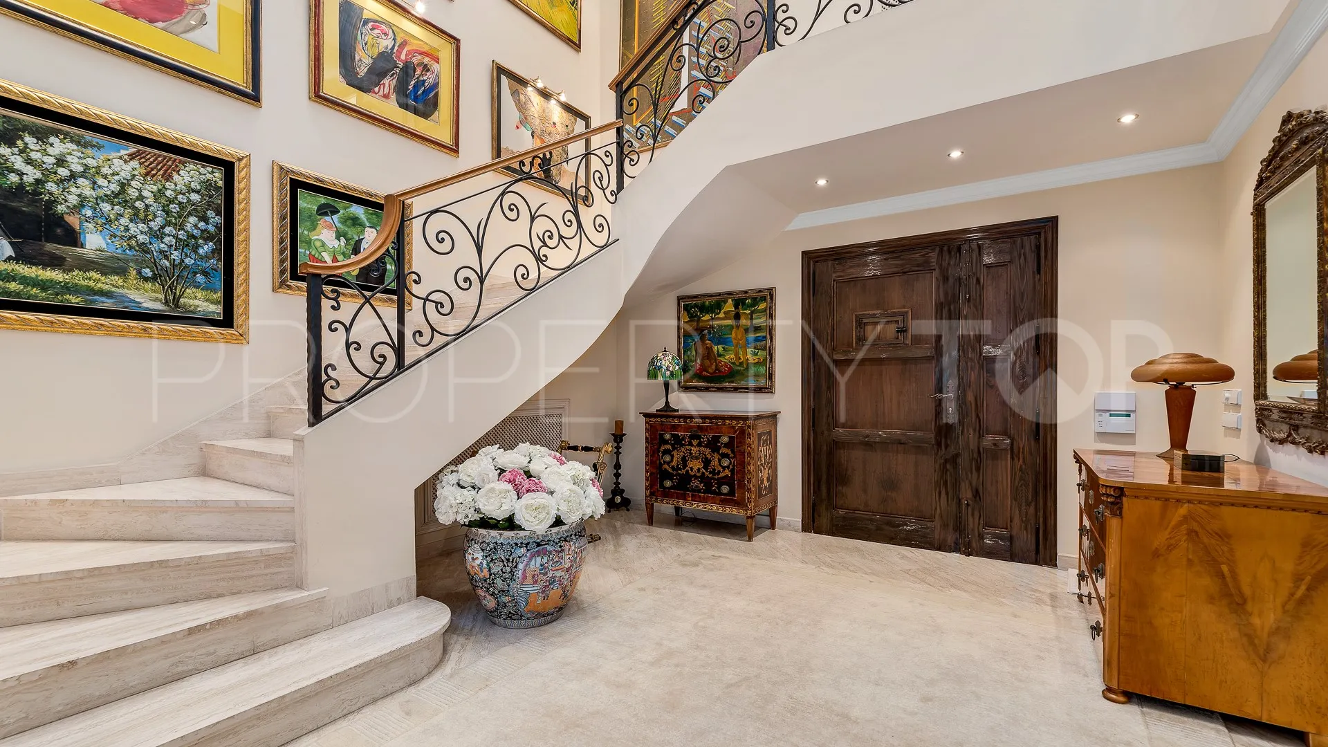 Comprar villa con 4 dormitorios en Nueva Andalucia