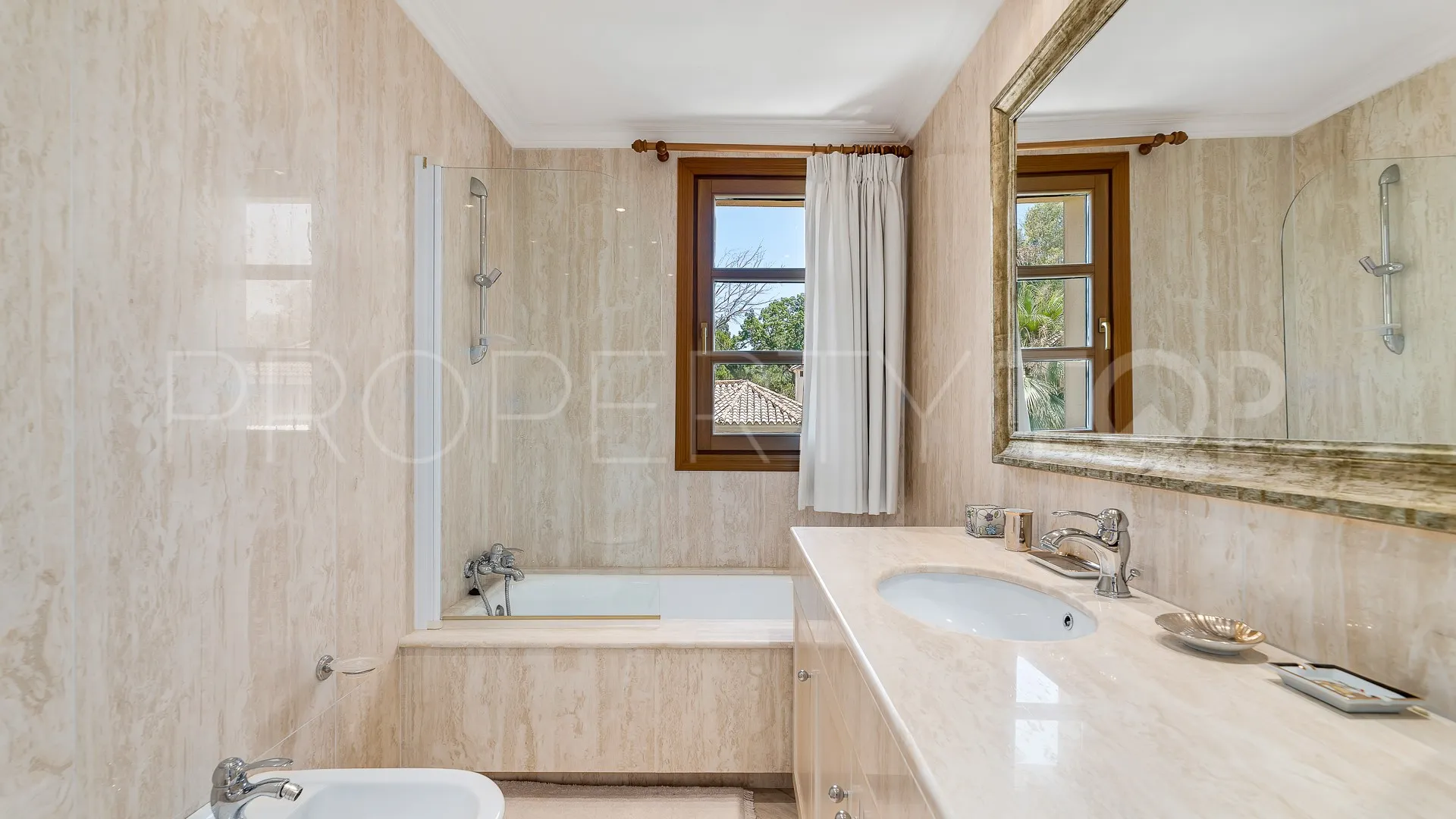 Comprar villa con 4 dormitorios en Nueva Andalucia