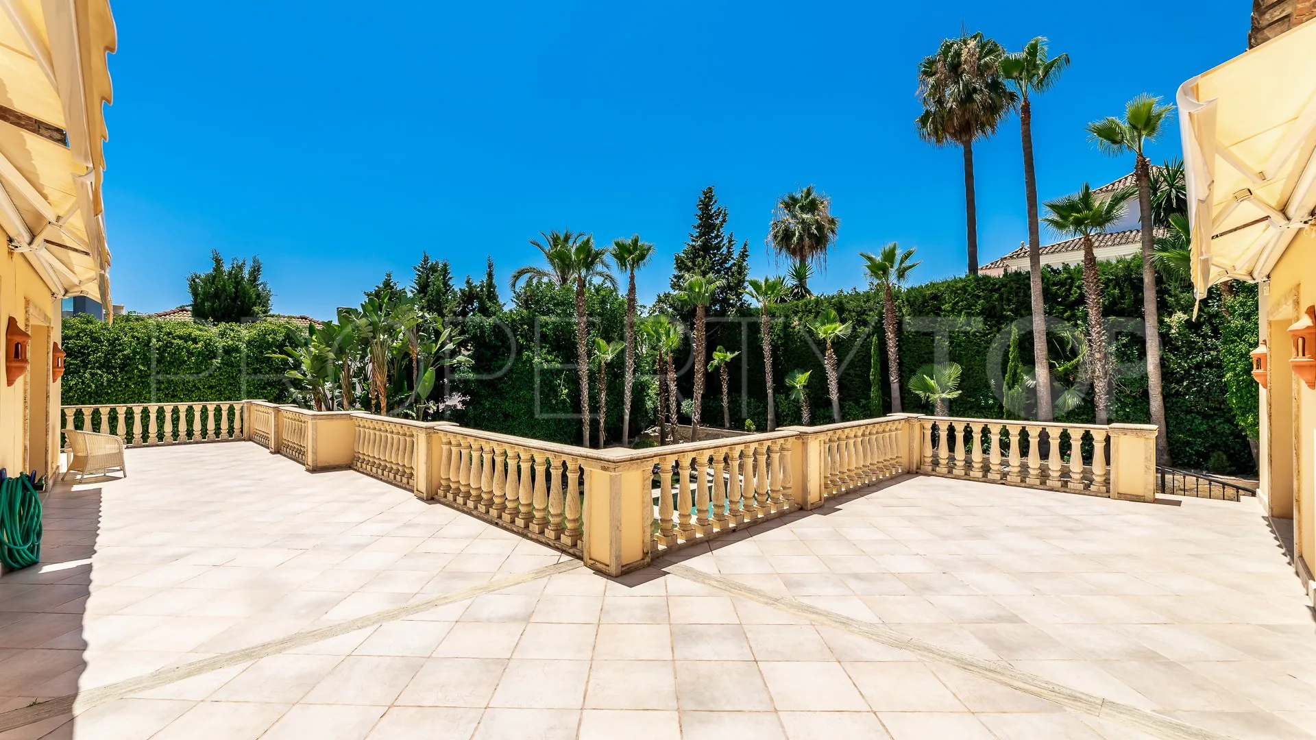 Comprar villa con 4 dormitorios en Nueva Andalucia
