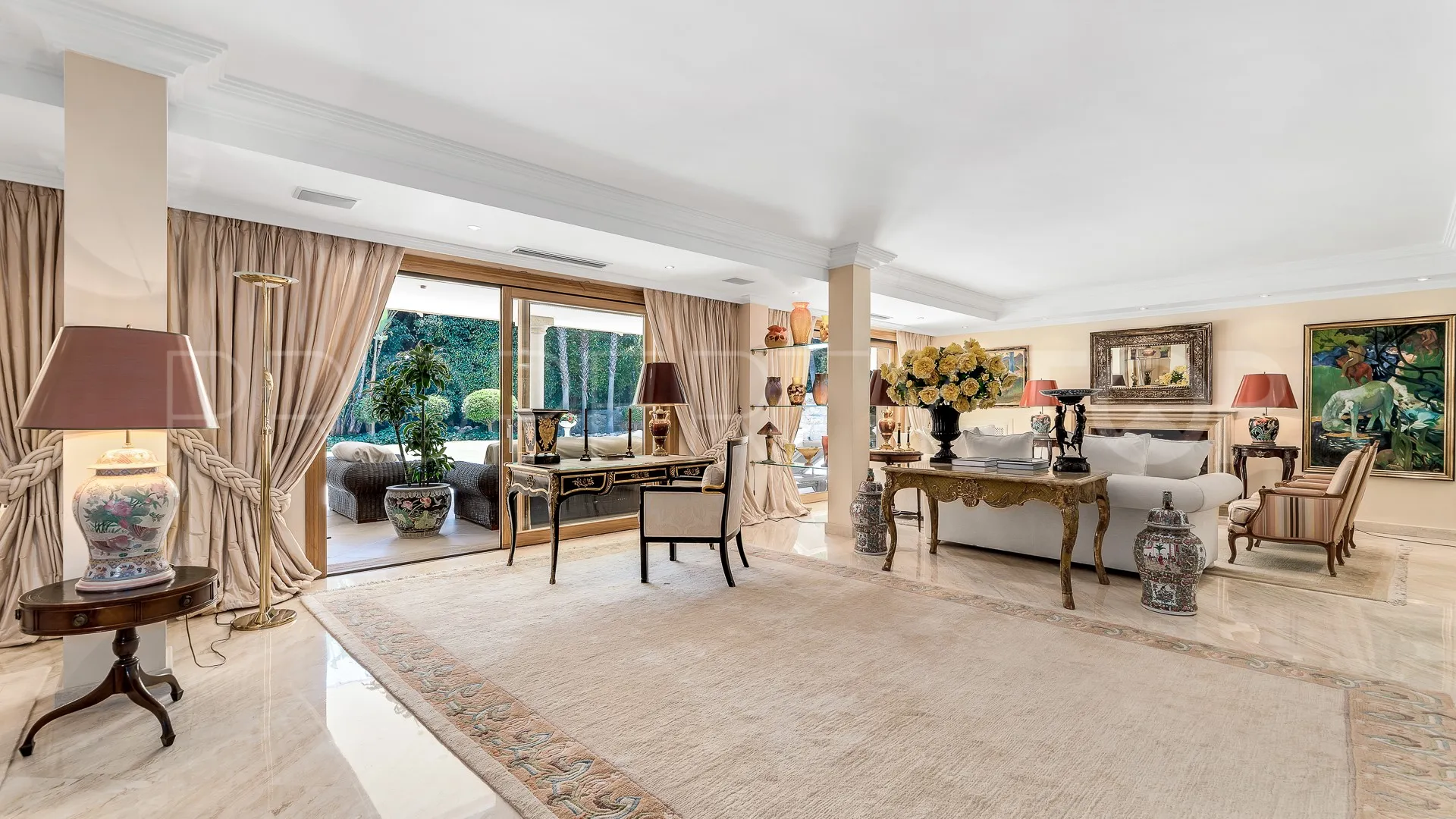 Comprar villa con 4 dormitorios en Nueva Andalucia