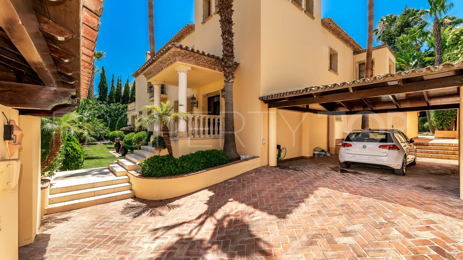 Comprar villa con 4 dormitorios en Nueva Andalucia