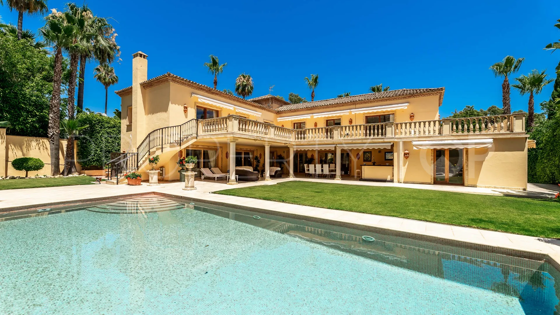 Comprar villa con 4 dormitorios en Nueva Andalucia