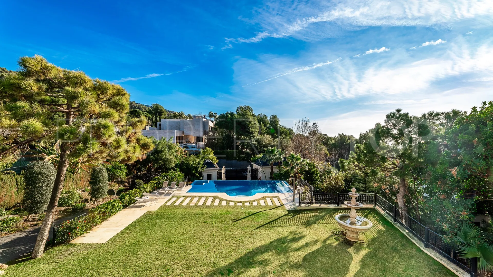 Villa en venta en Cascada de Camojan con 9 dormitorios