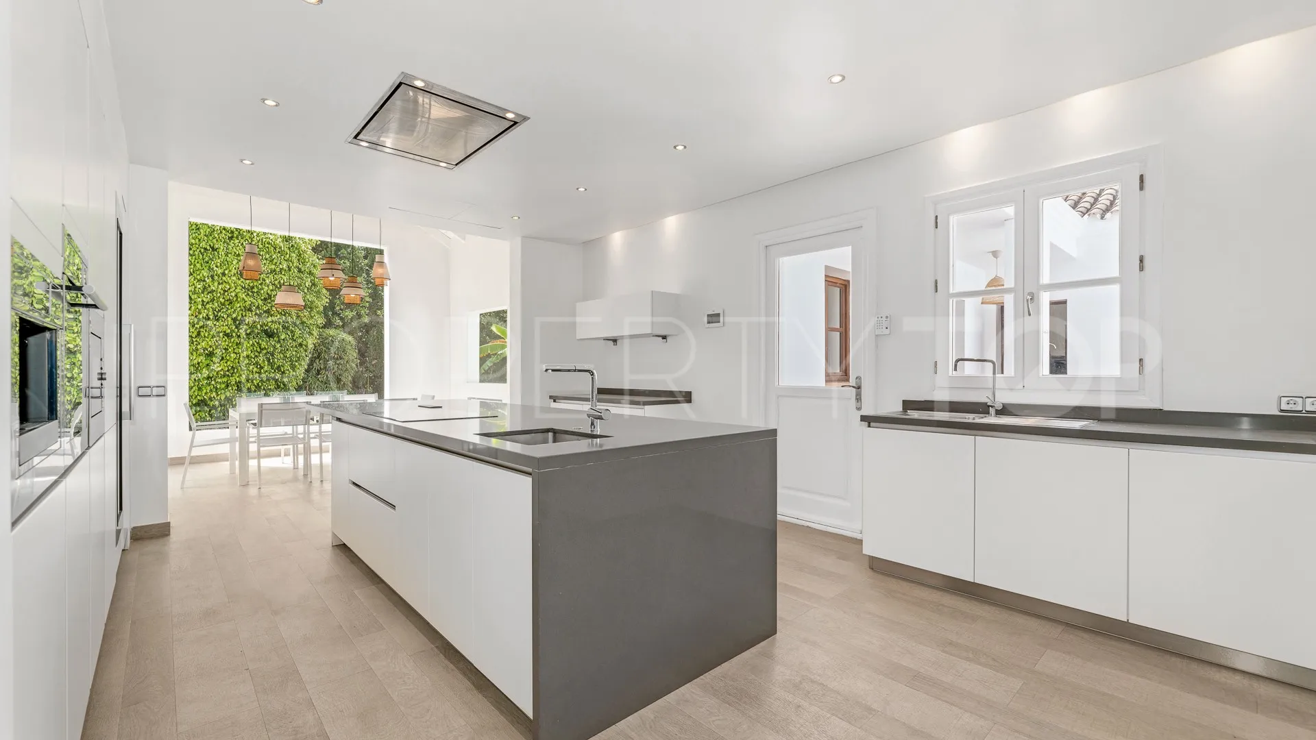 Villa en venta en Guadalmina Baja