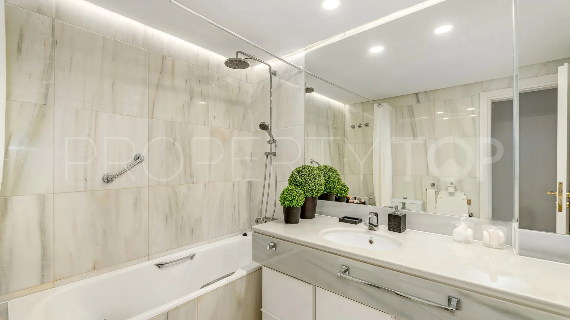 Apartamento en venta en Beach Side Golden Mile
