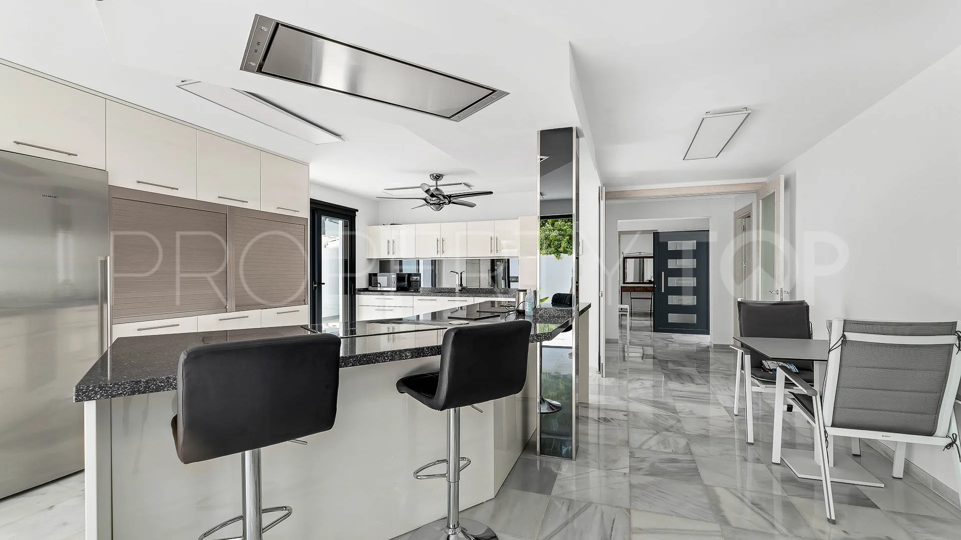 5 bedrooms San Pedro Playa villa for sale