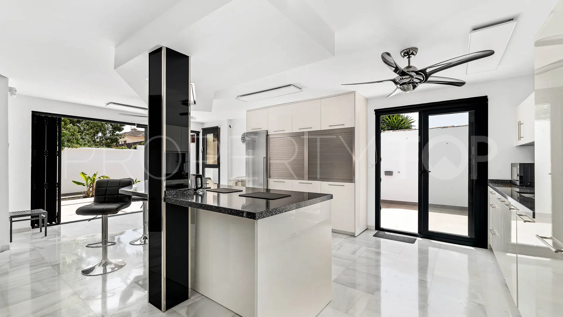 5 bedrooms San Pedro Playa villa for sale