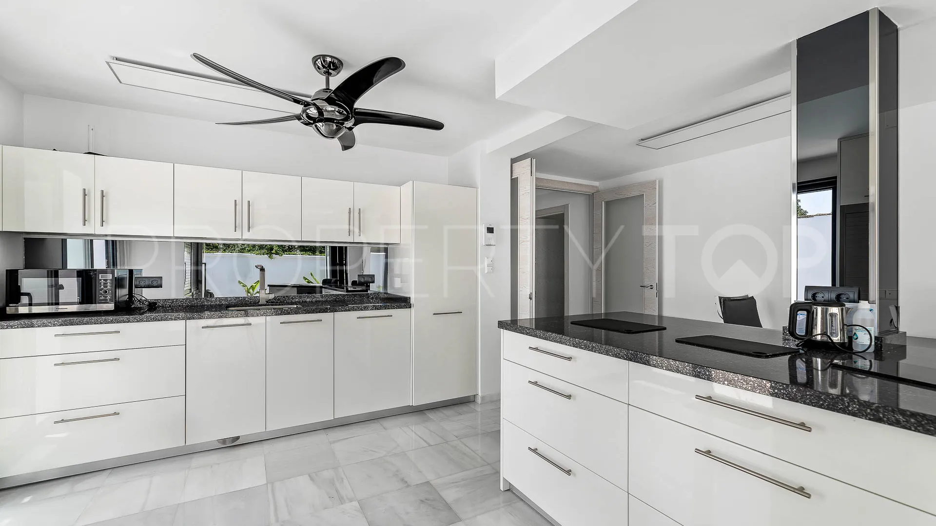 5 bedrooms San Pedro Playa villa for sale