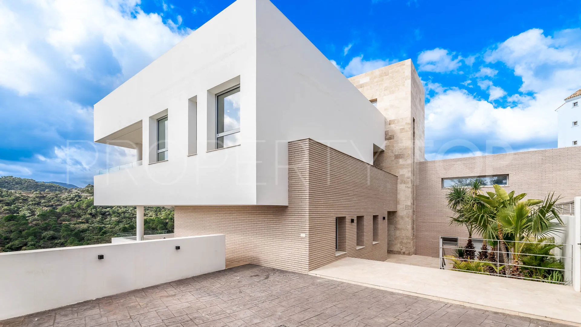 Buy villa in Los Arqueros with 6 bedrooms