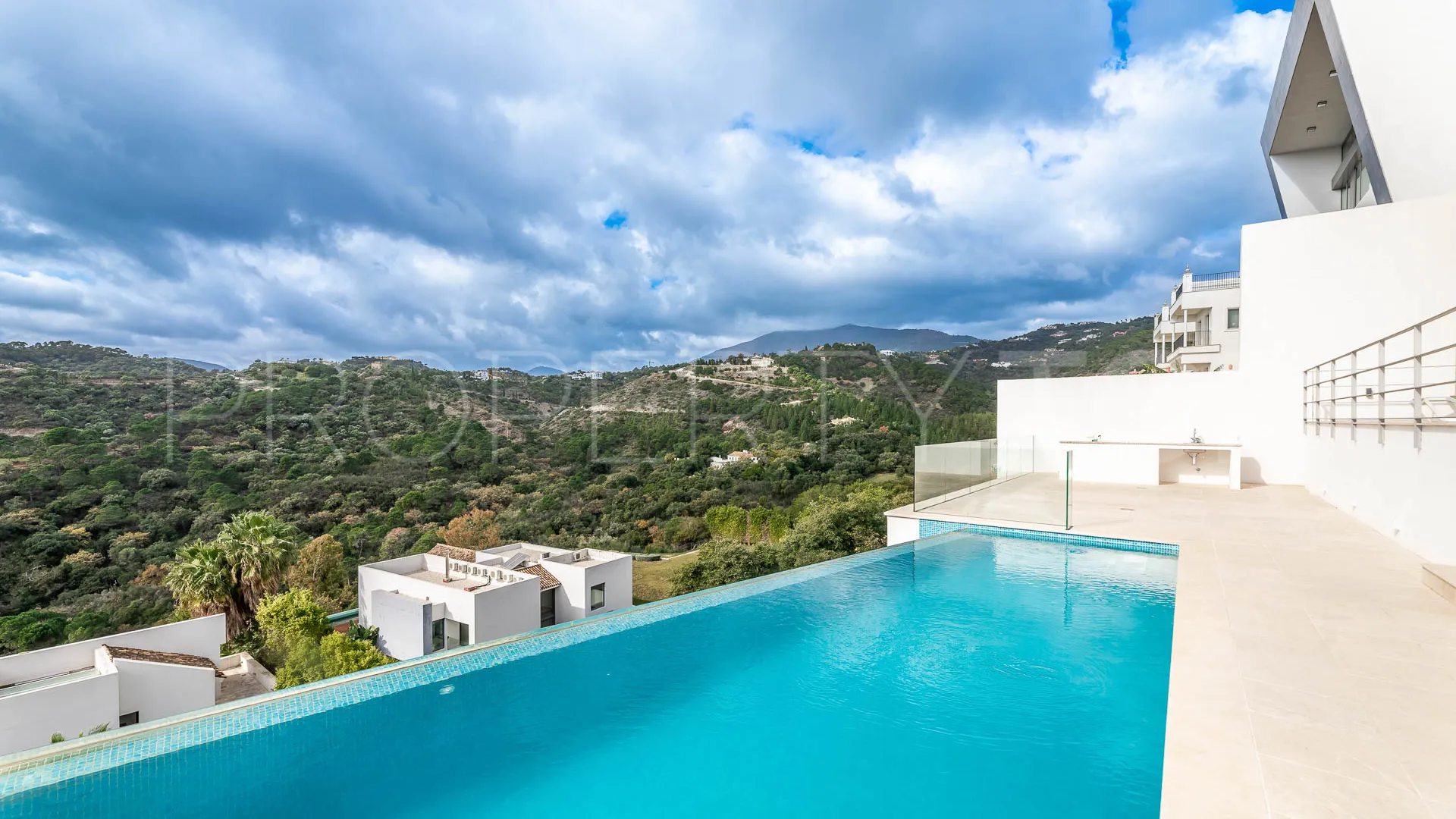 Buy villa in Los Arqueros with 6 bedrooms