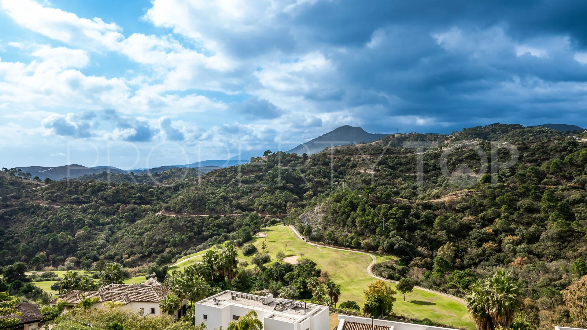 Buy villa in Los Arqueros with 6 bedrooms