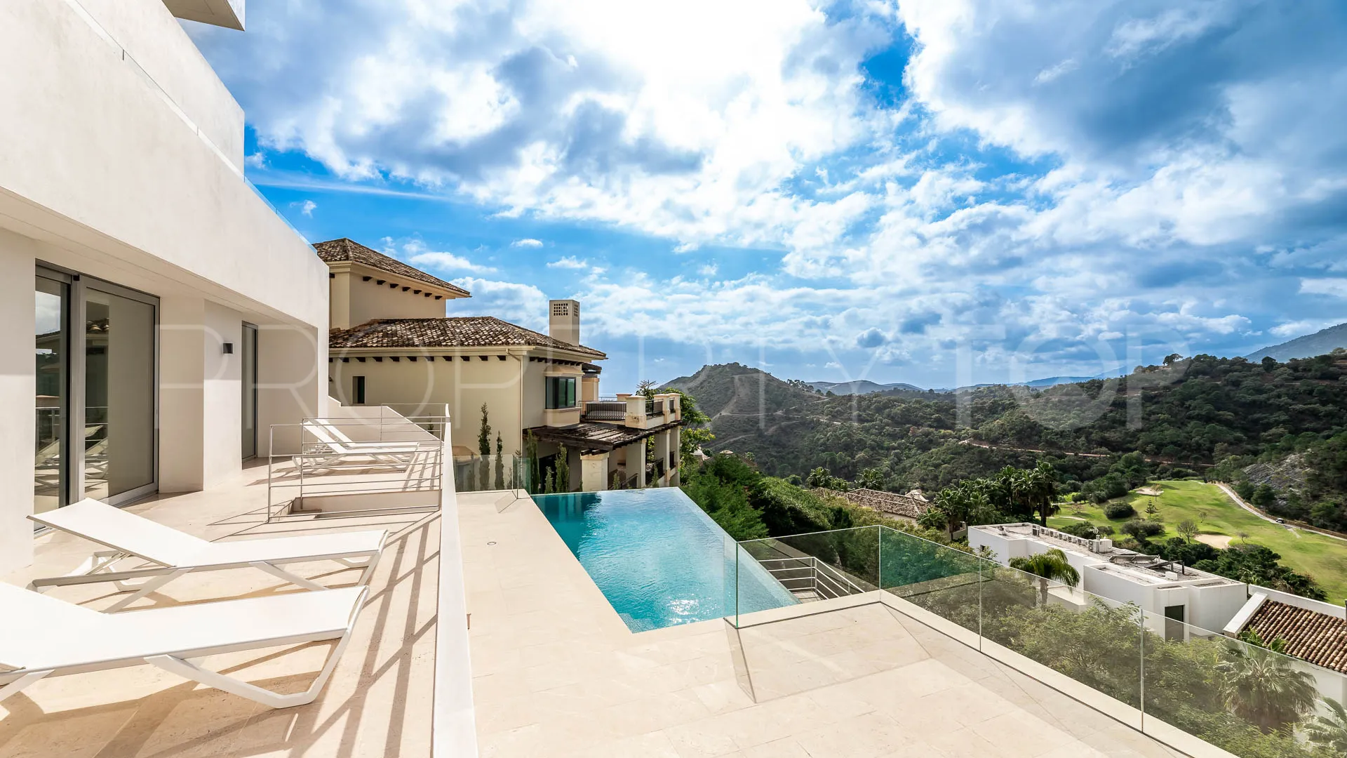 Buy villa in Los Arqueros with 6 bedrooms