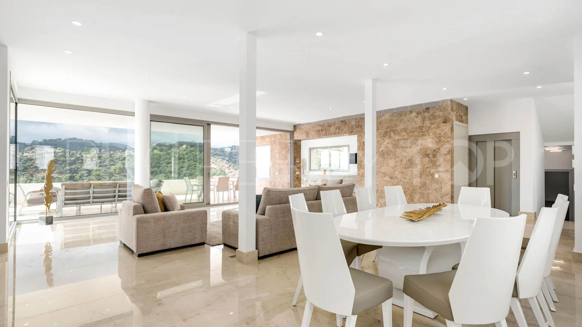 Buy villa in Los Arqueros with 6 bedrooms