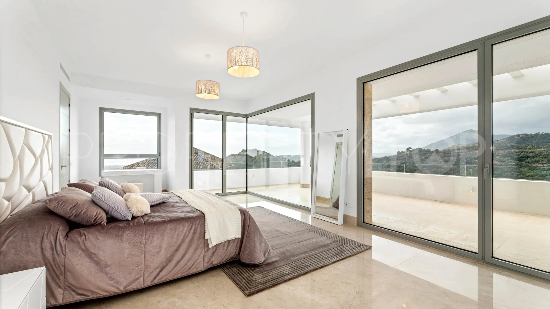 Buy villa in Los Arqueros with 6 bedrooms