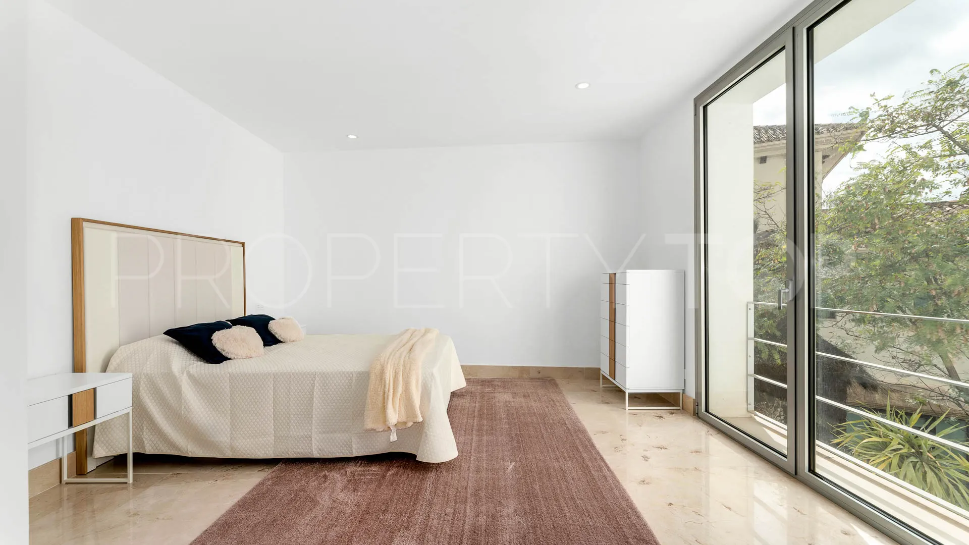 Buy villa in Los Arqueros with 6 bedrooms