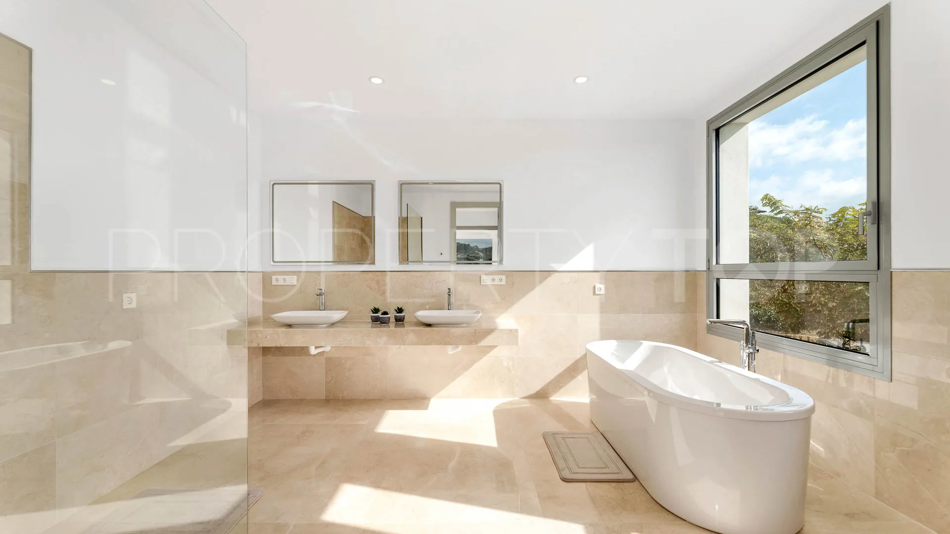 Buy villa in Los Arqueros with 6 bedrooms
