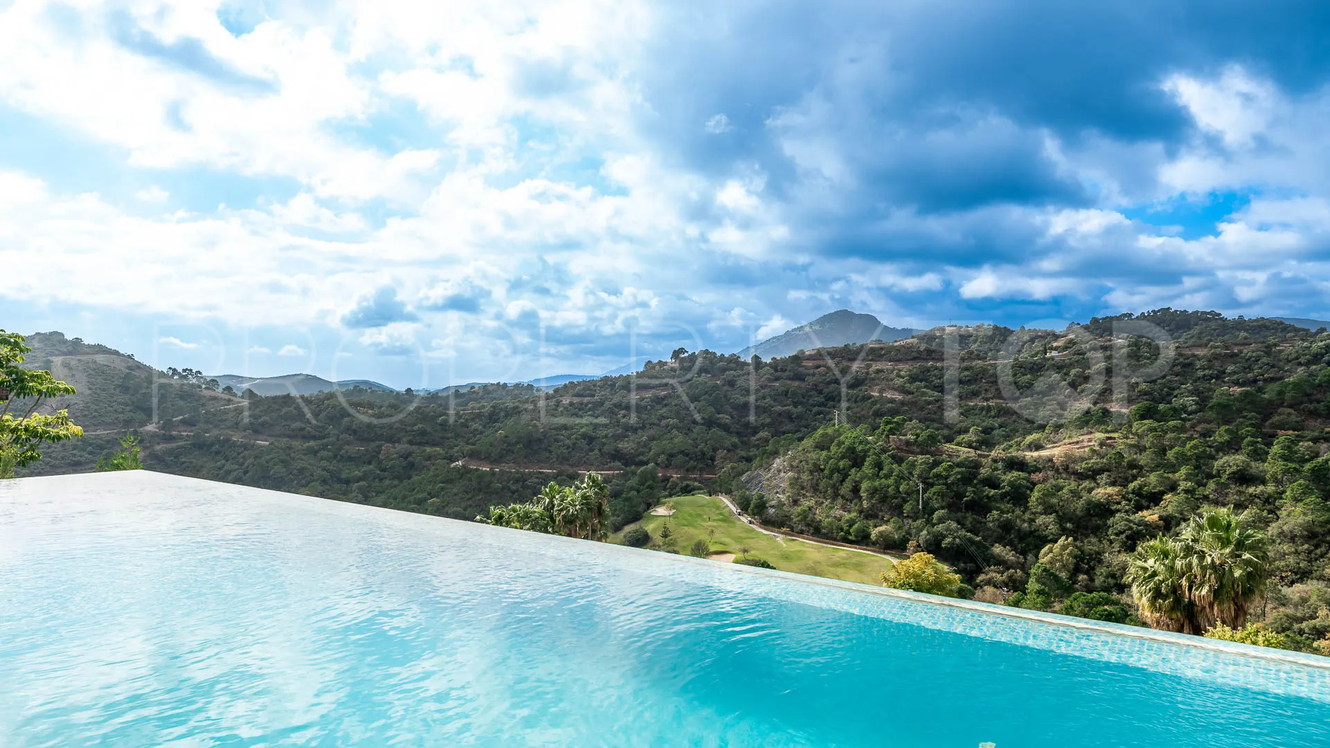Buy villa in Los Arqueros with 6 bedrooms