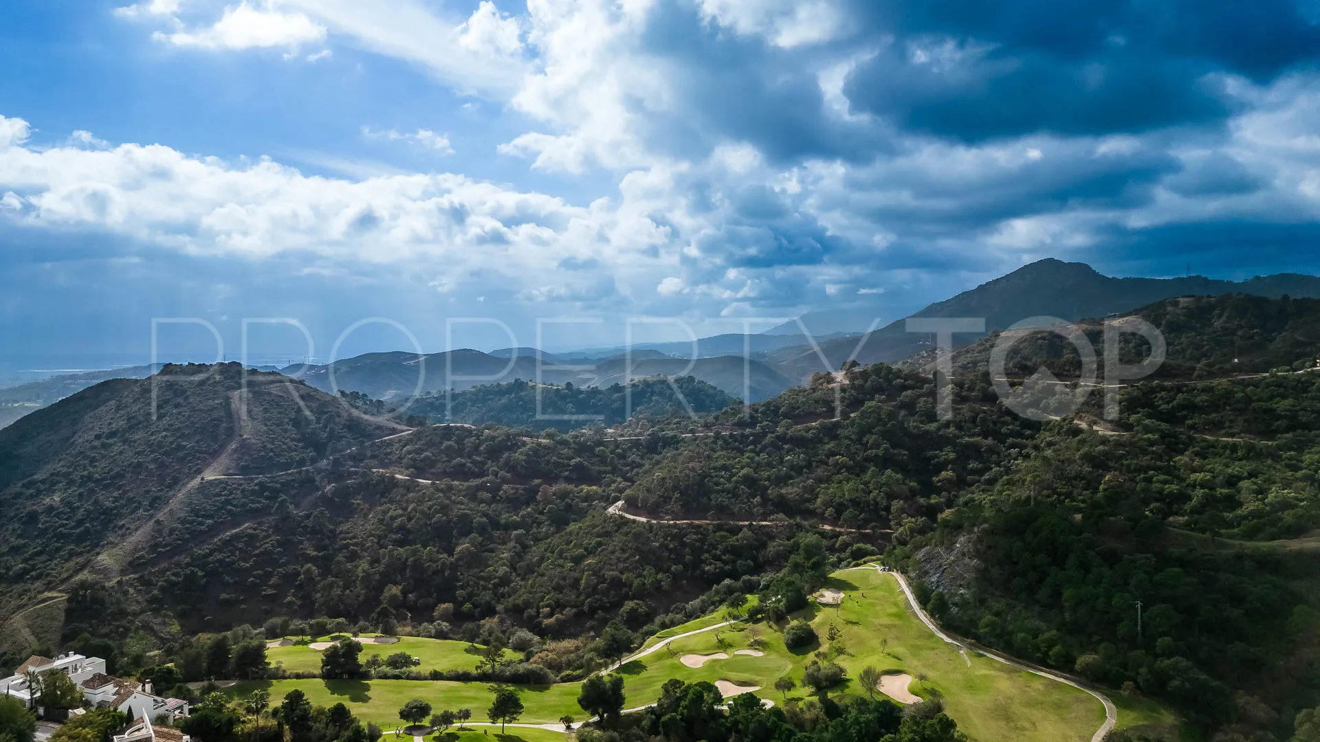 Buy villa in Los Arqueros with 6 bedrooms