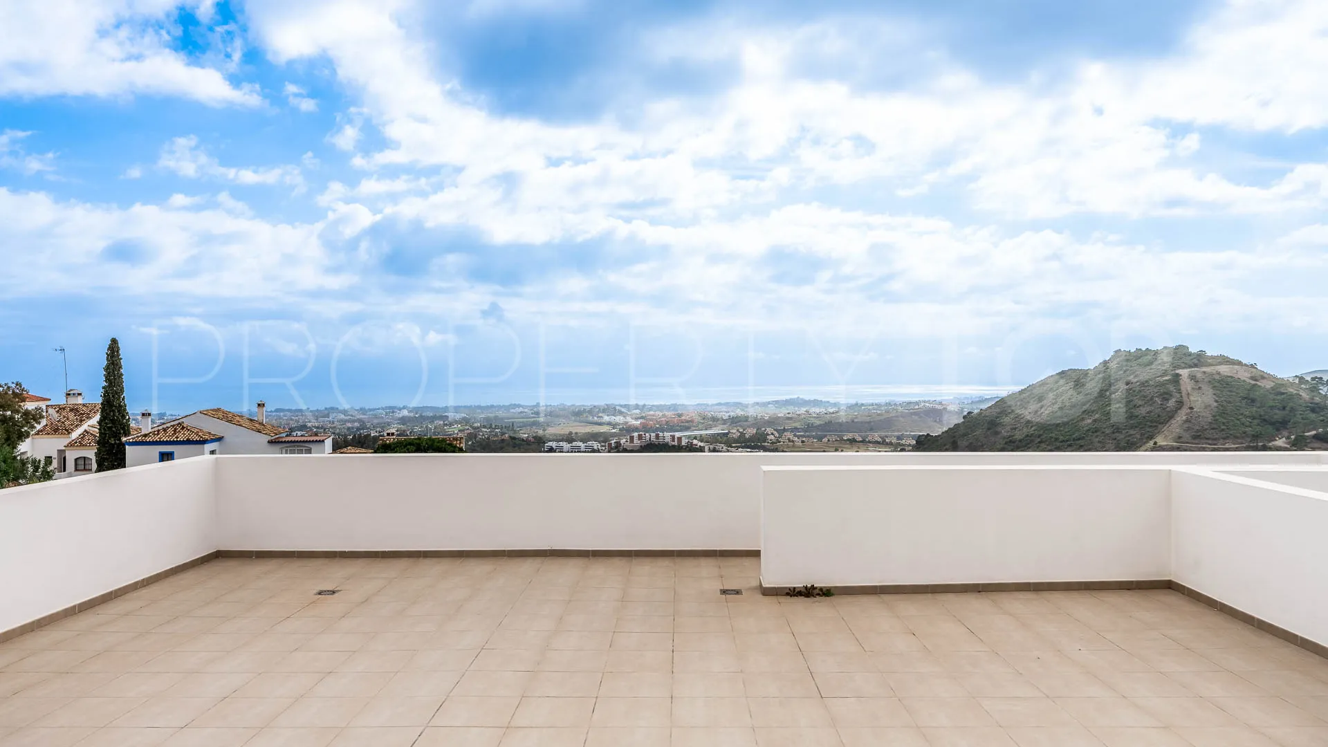 Buy villa in Los Arqueros with 6 bedrooms