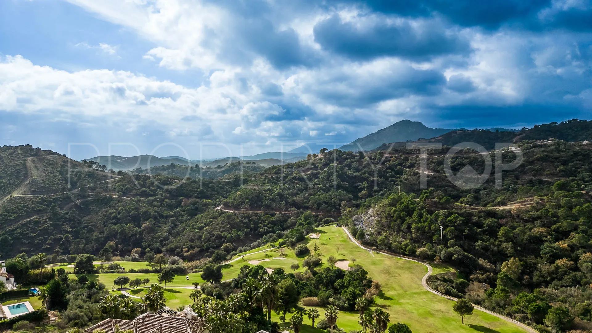 Buy villa in Los Arqueros with 6 bedrooms