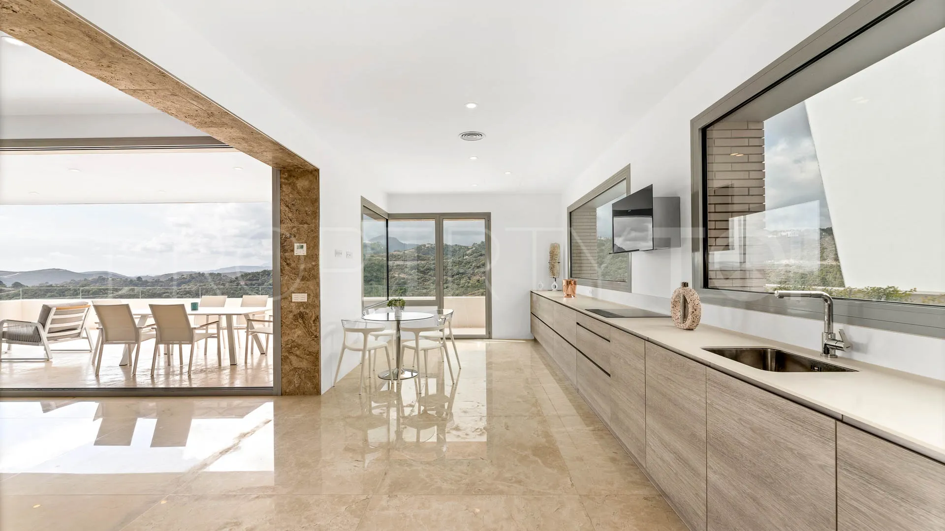 Buy villa in Los Arqueros with 6 bedrooms