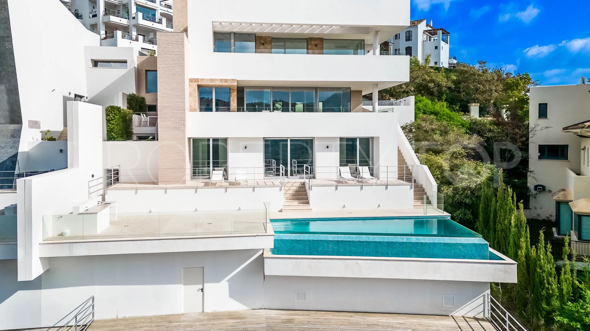 Buy villa in Los Arqueros with 6 bedrooms