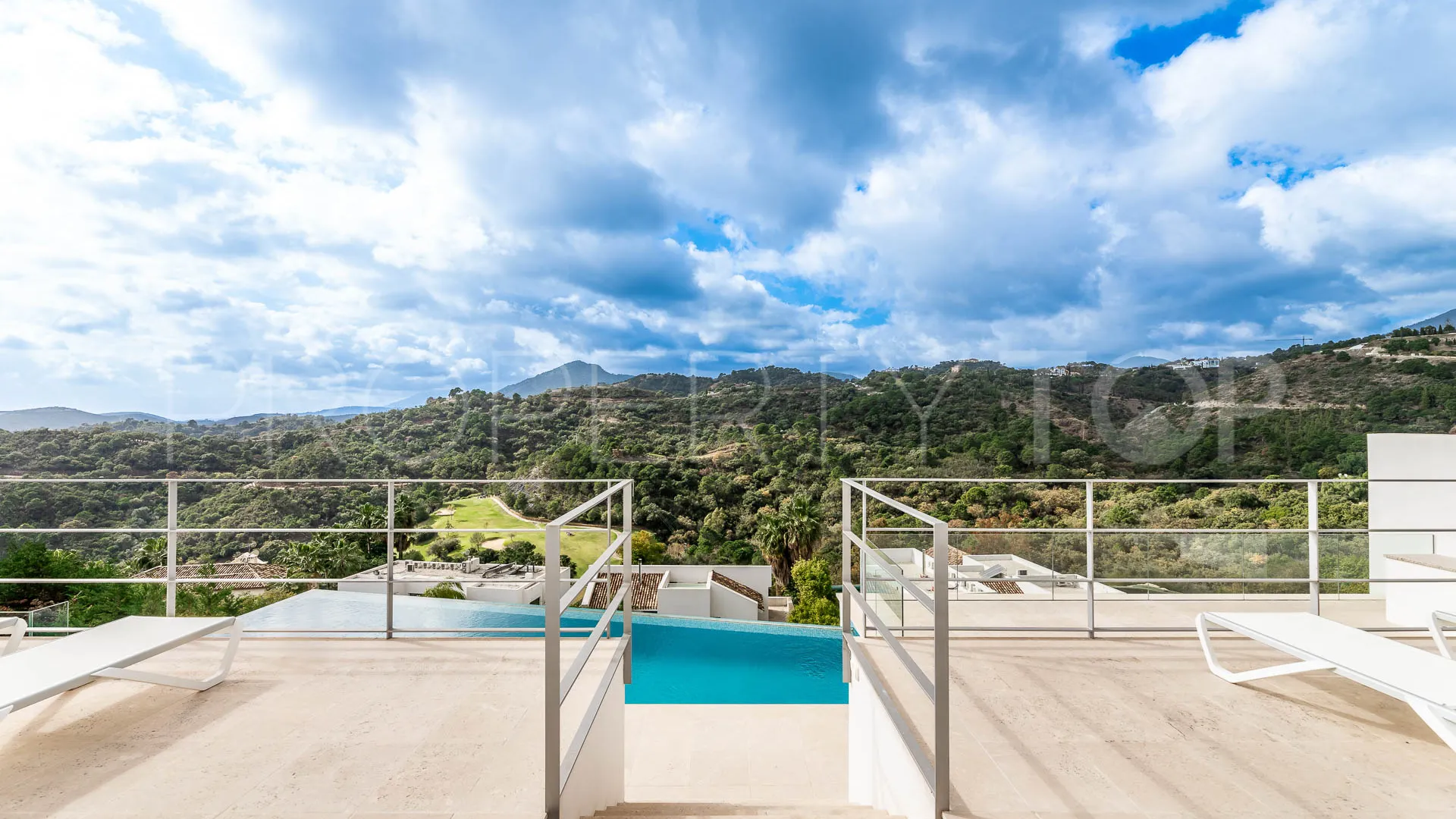 Buy villa in Los Arqueros with 6 bedrooms