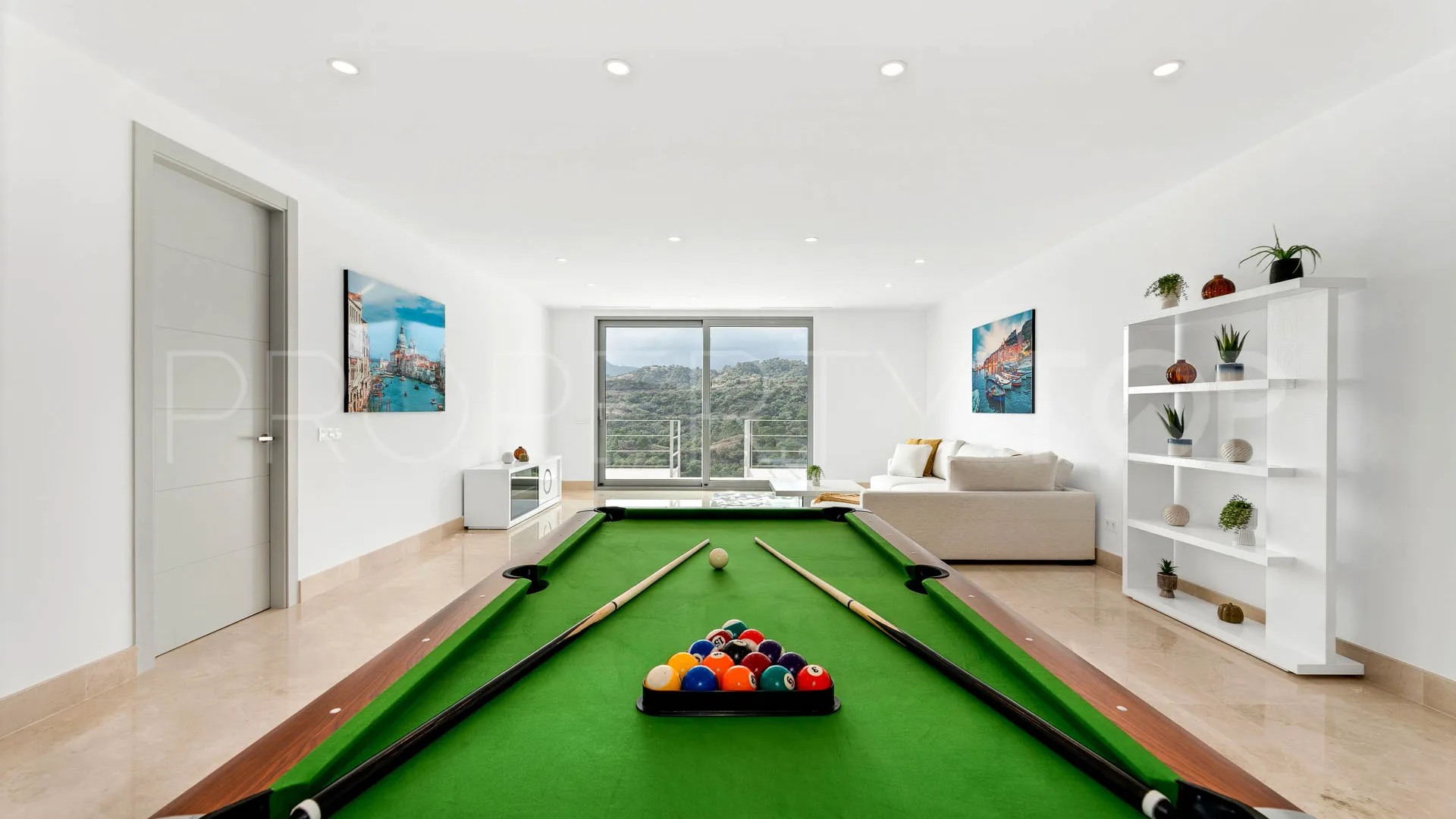 Buy villa in Los Arqueros with 6 bedrooms