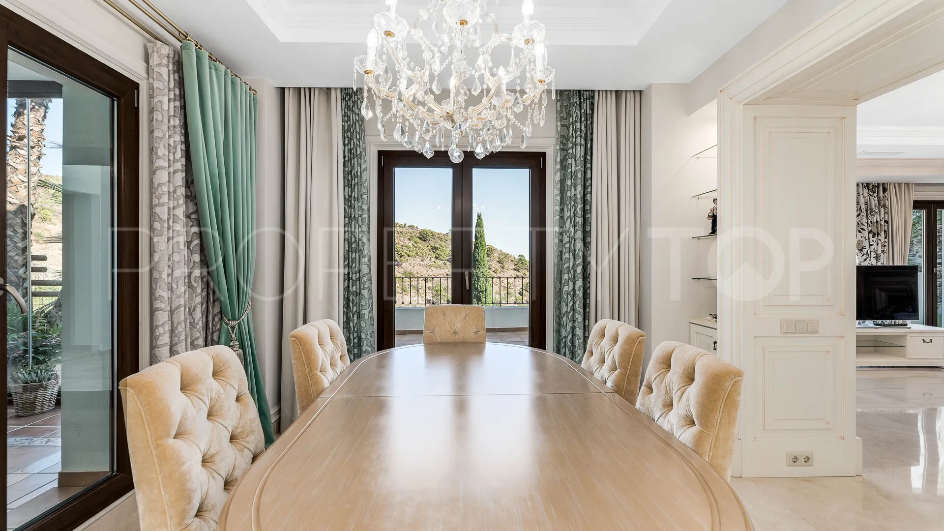 Benahavis Centro 5 bedrooms villa for sale