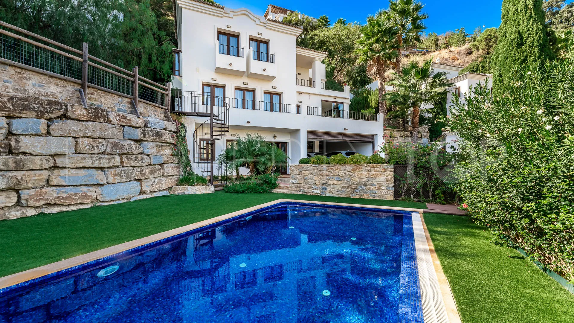 Benahavis Centro 5 bedrooms villa for sale