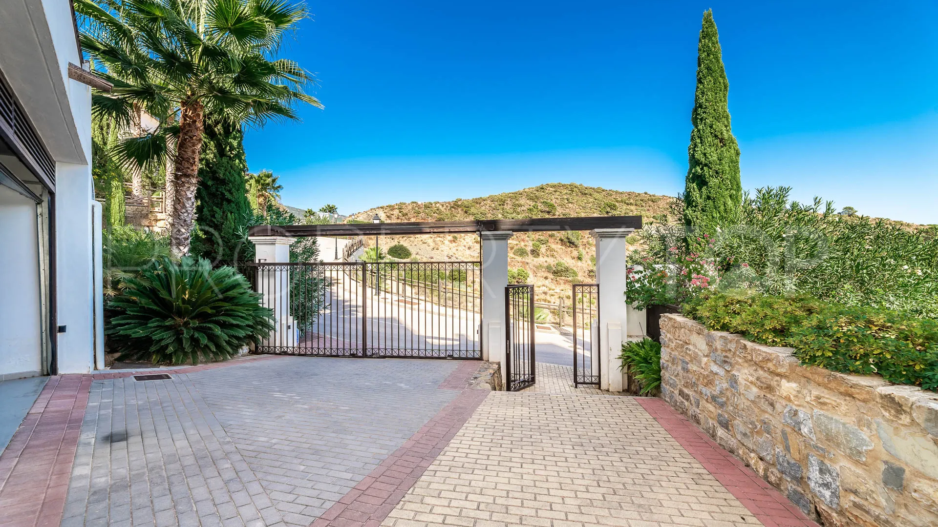Benahavis Centro 5 bedrooms villa for sale