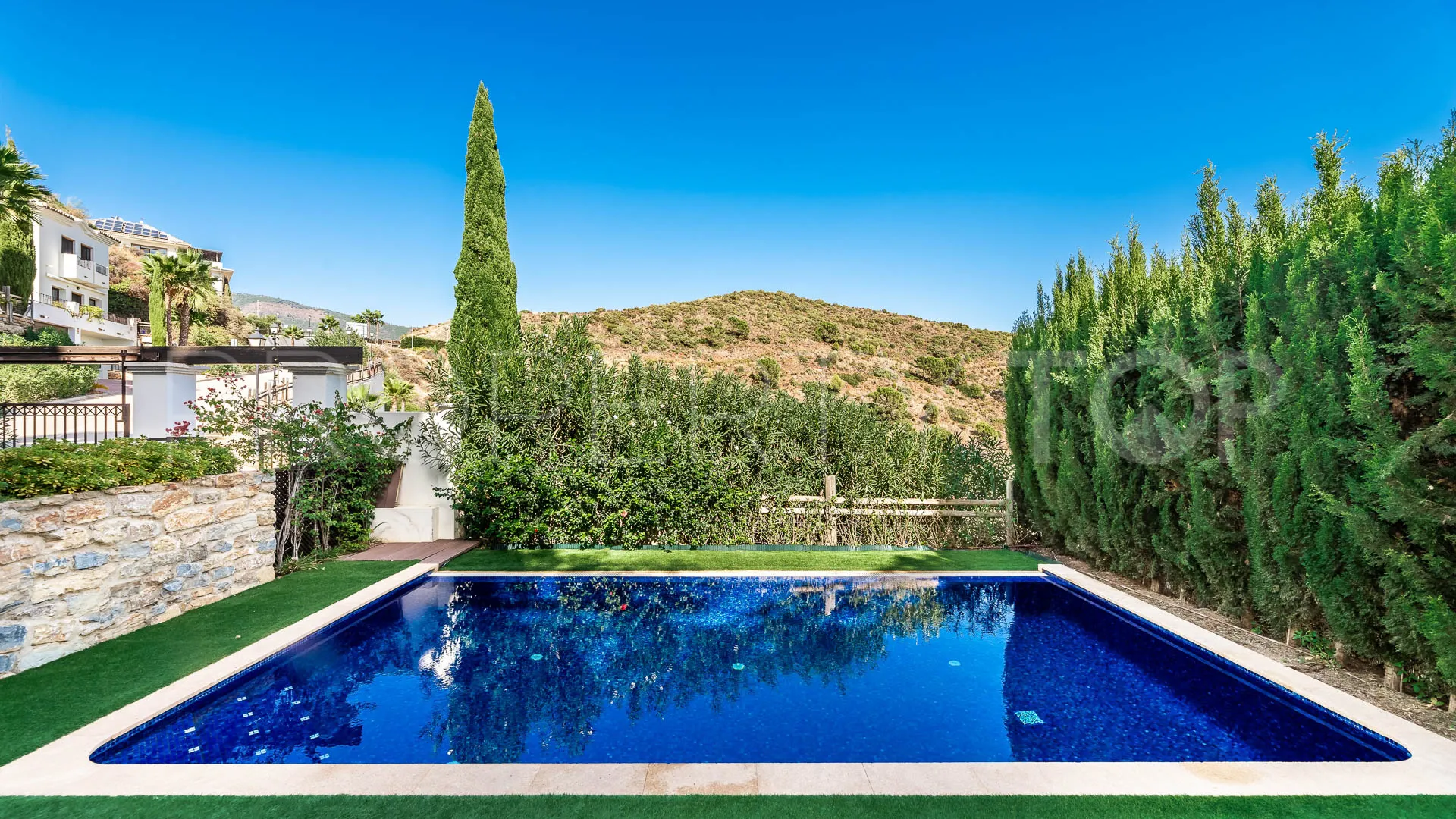 Benahavis Centro 5 bedrooms villa for sale