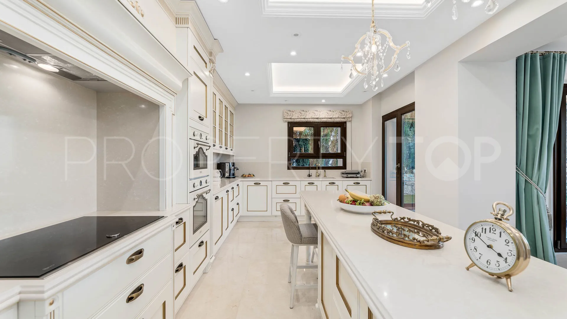 Benahavis Centro 5 bedrooms villa for sale