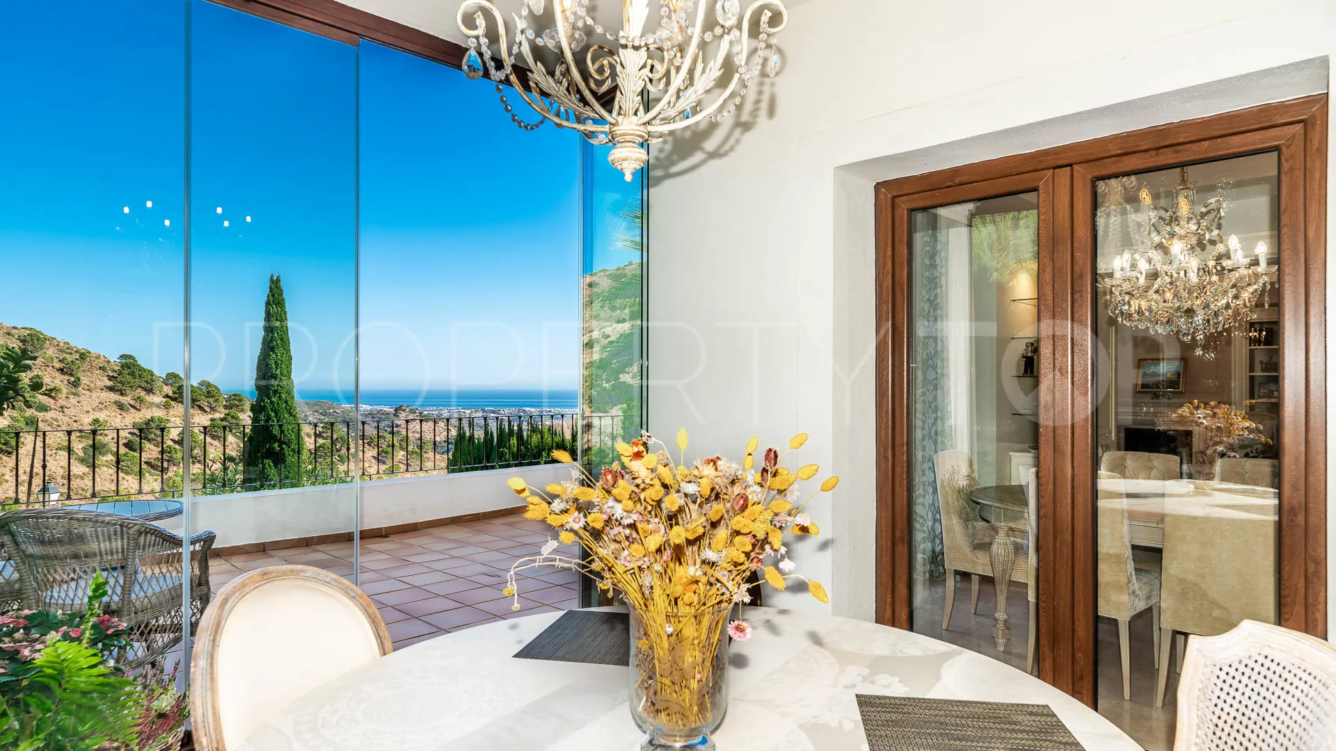 Benahavis Centro 5 bedrooms villa for sale