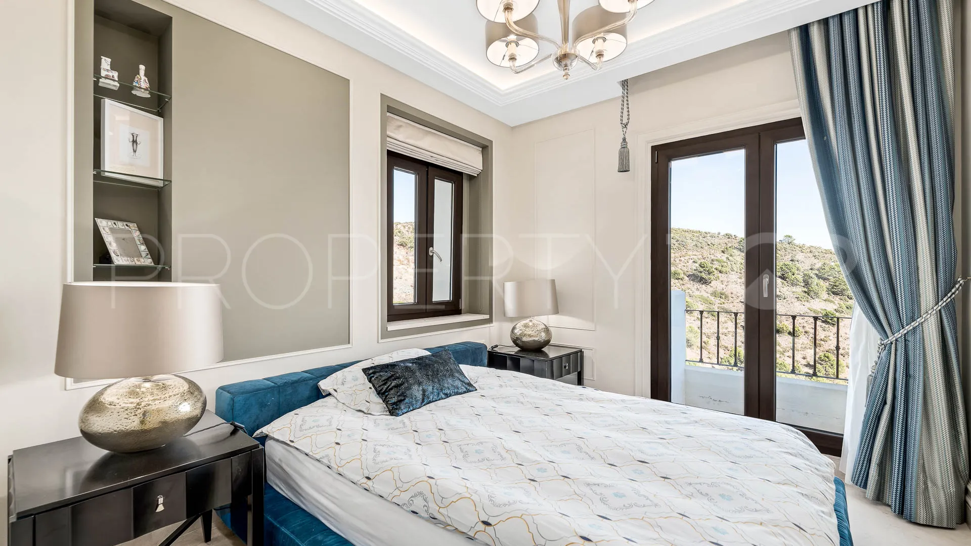 Benahavis Centro 5 bedrooms villa for sale