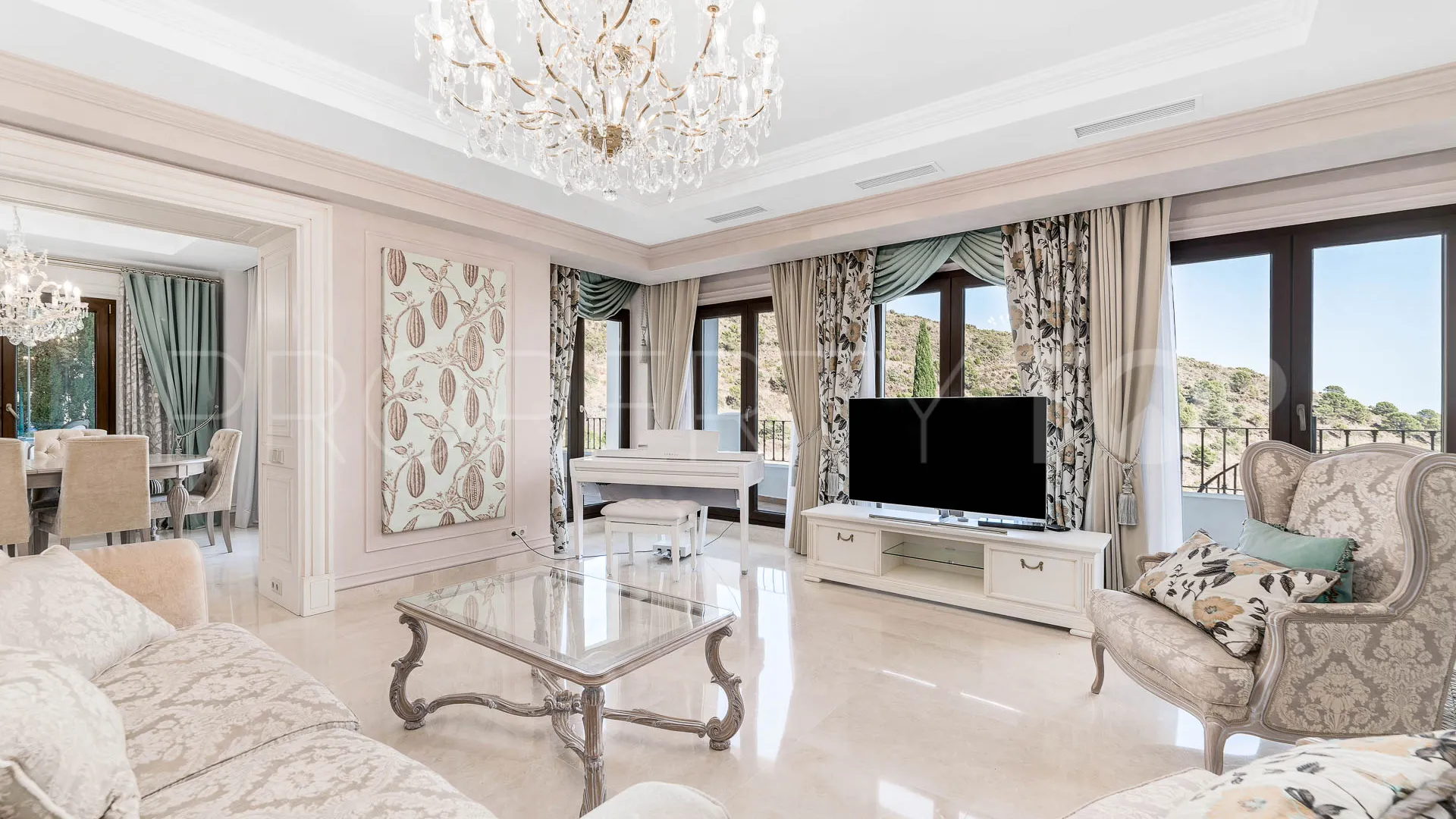 Benahavis Centro 5 bedrooms villa for sale