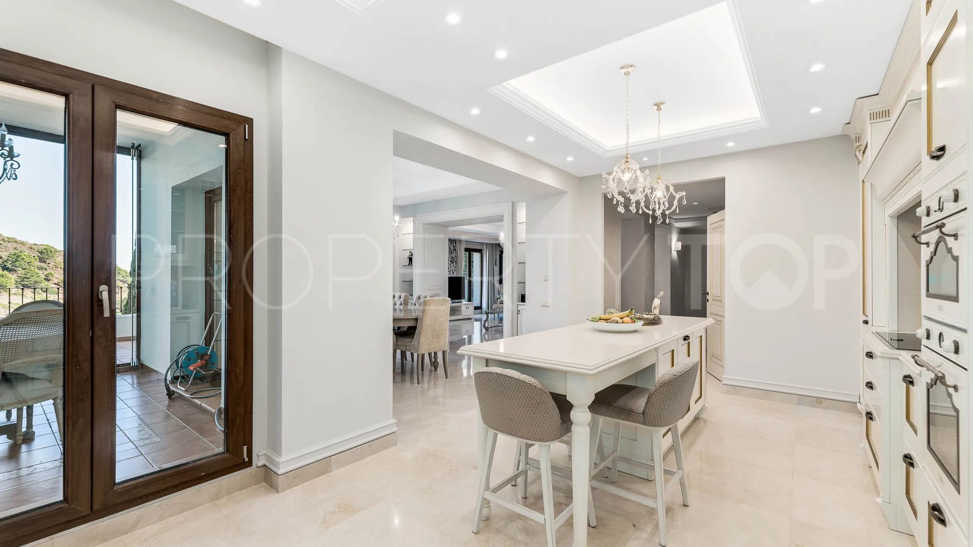 Benahavis Centro 5 bedrooms villa for sale