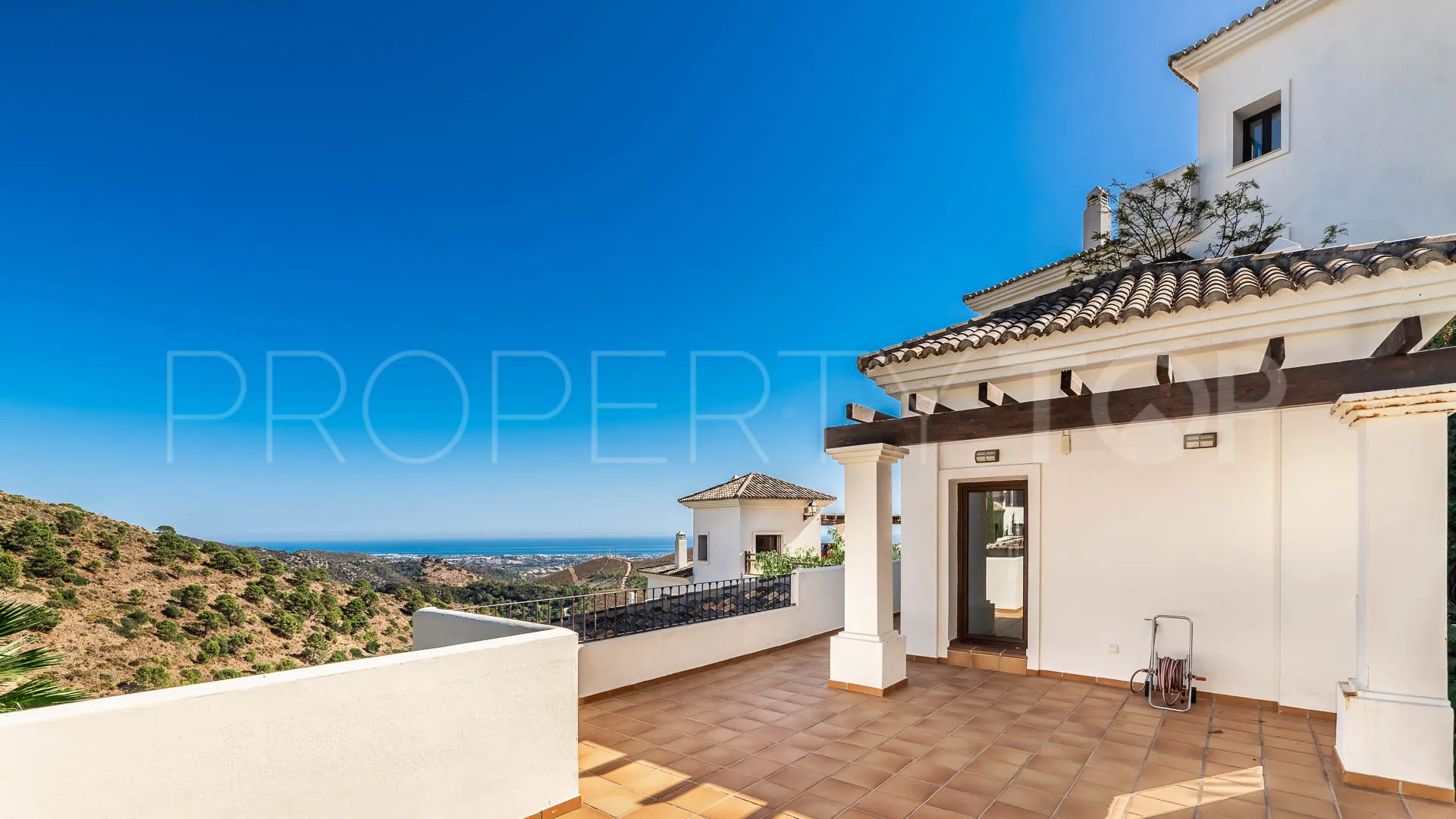 Benahavis Centro 5 bedrooms villa for sale