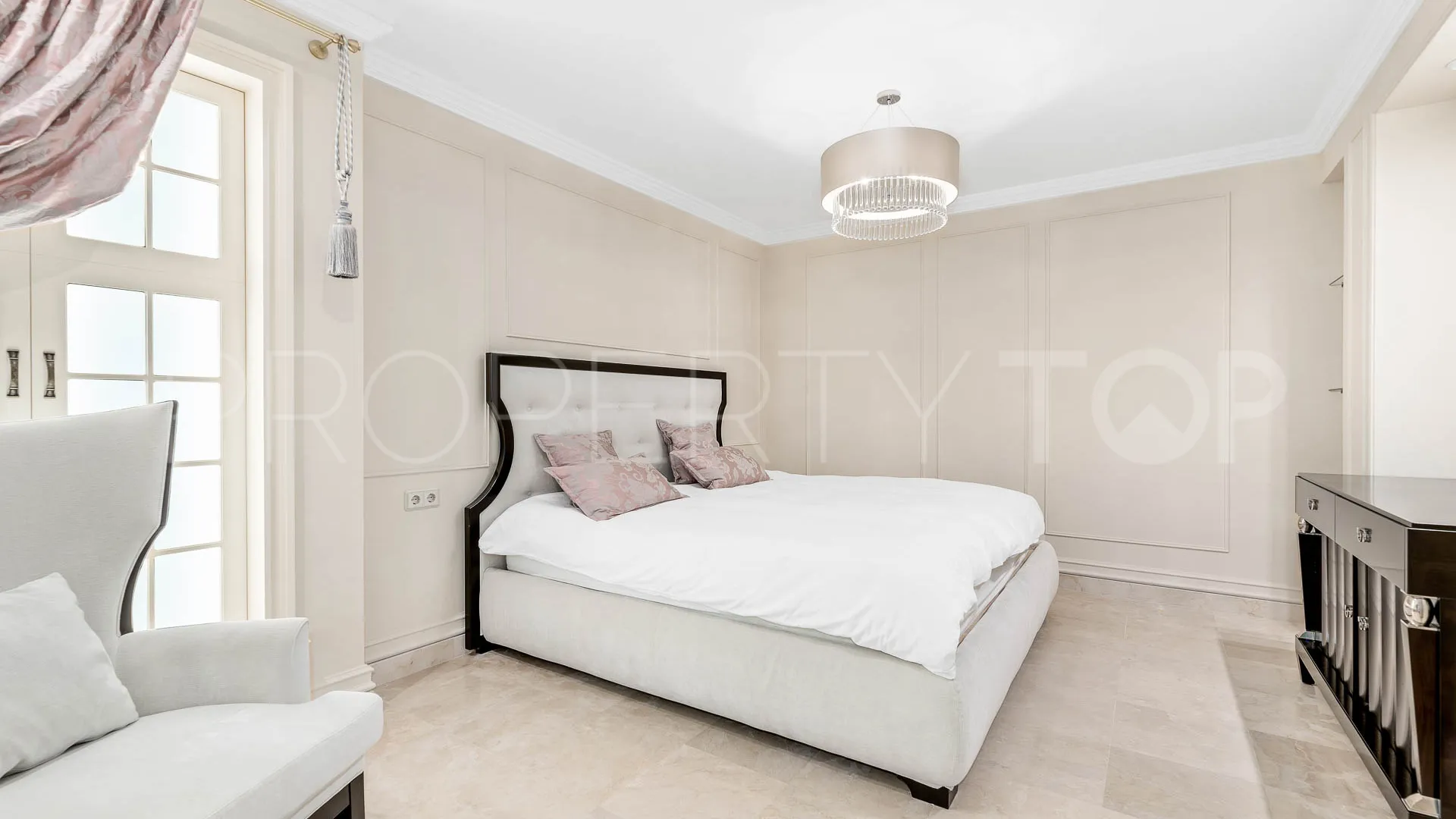 Benahavis Centro 5 bedrooms villa for sale