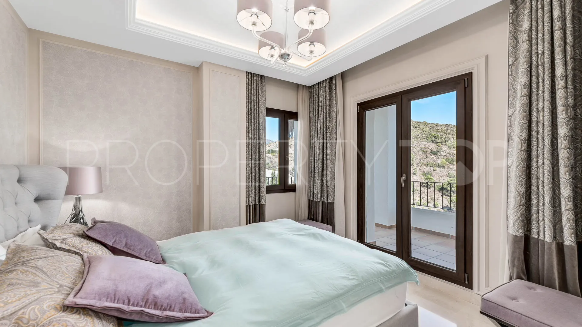 Benahavis Centro 5 bedrooms villa for sale