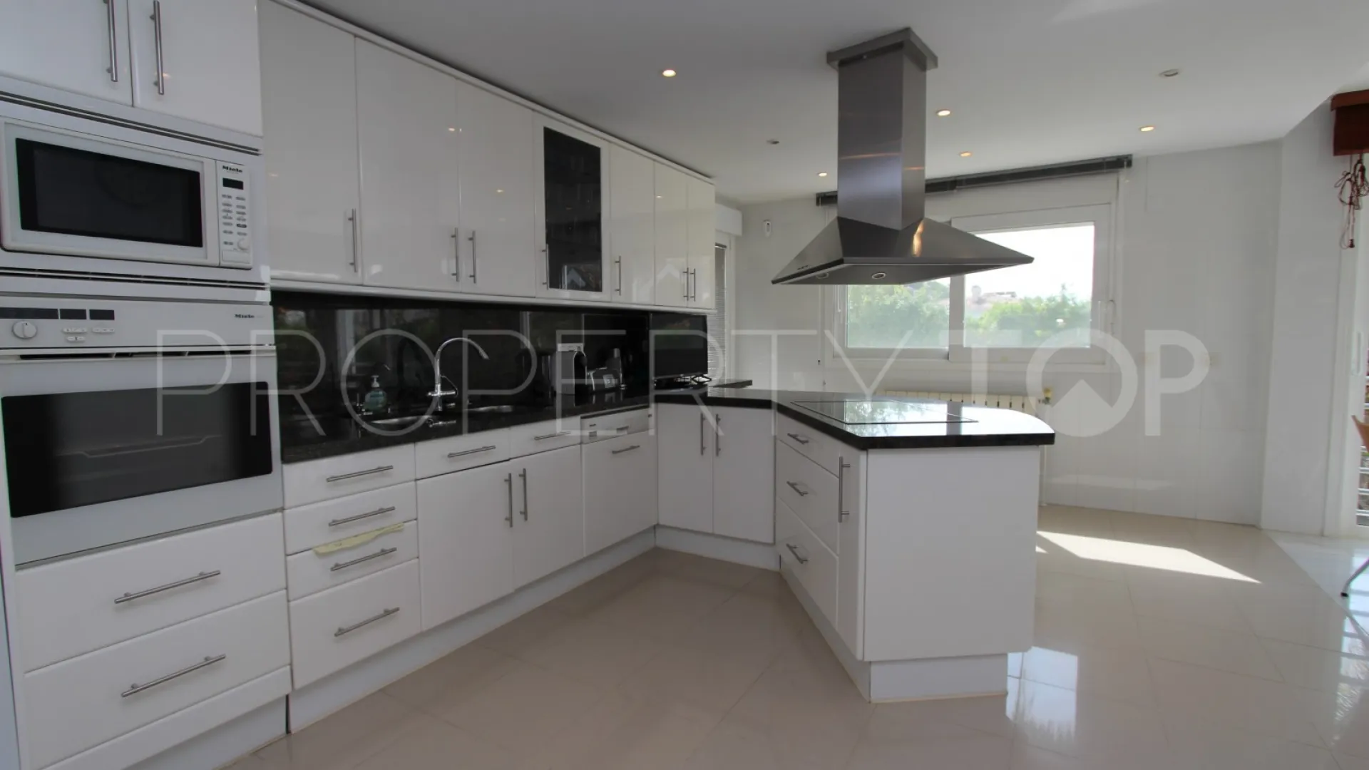 Villa in San Pedro Playa for sale