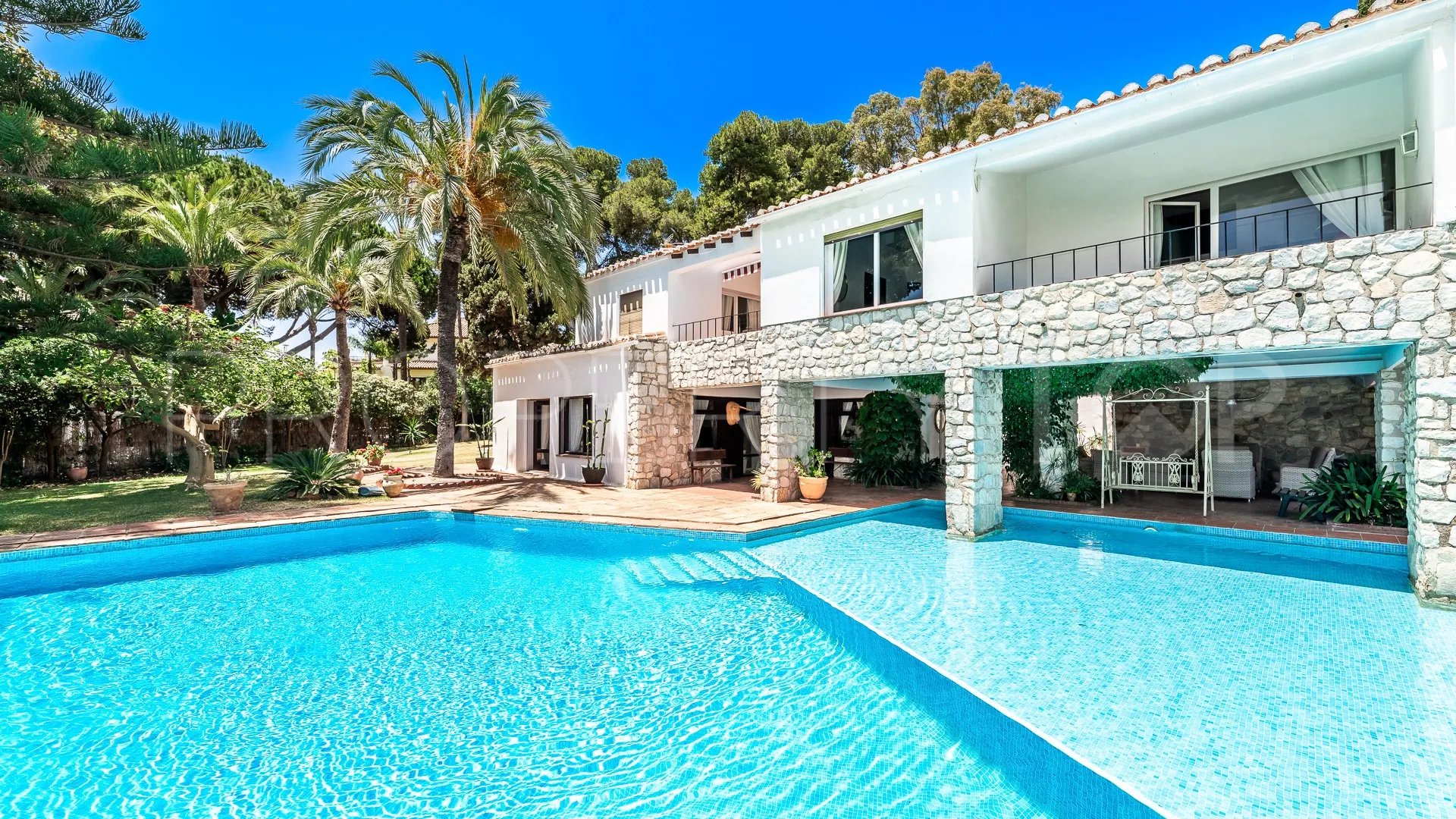 For sale villa in Los Monteros with 4 bedrooms
