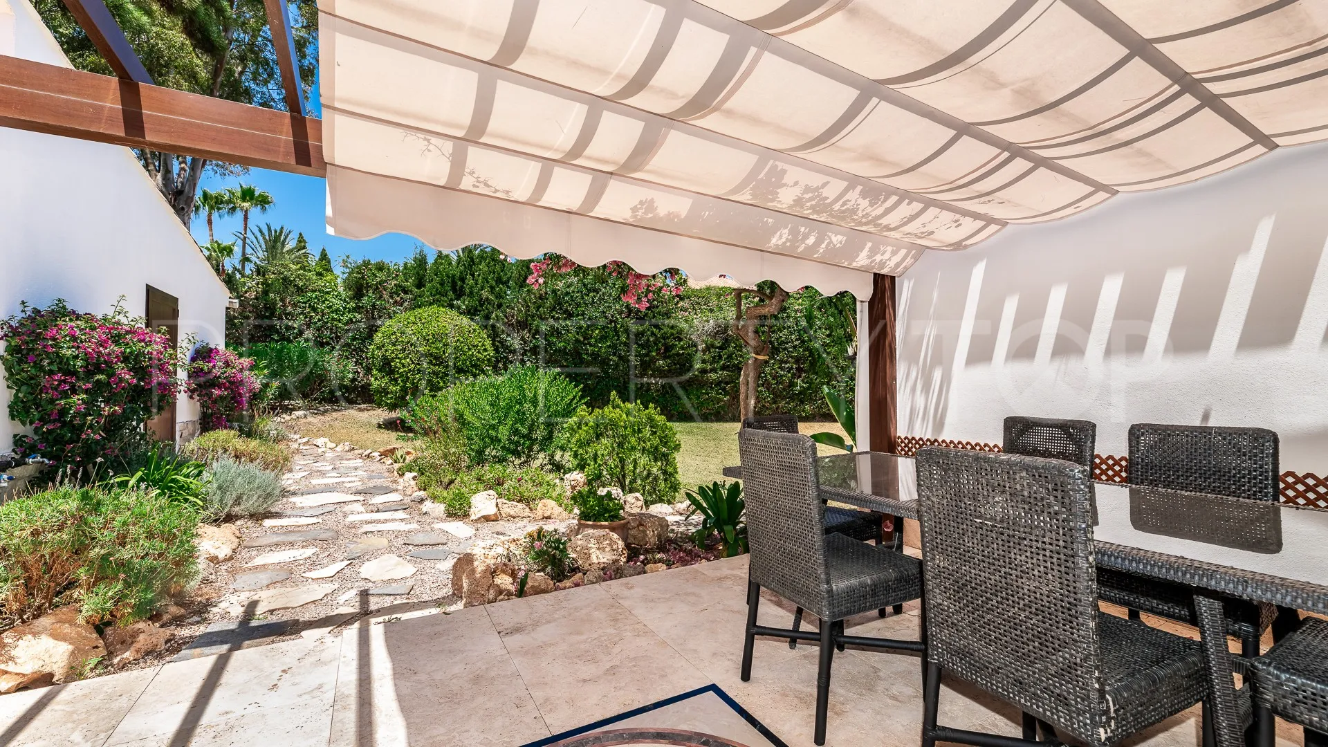 For sale villa in Los Monteros with 4 bedrooms