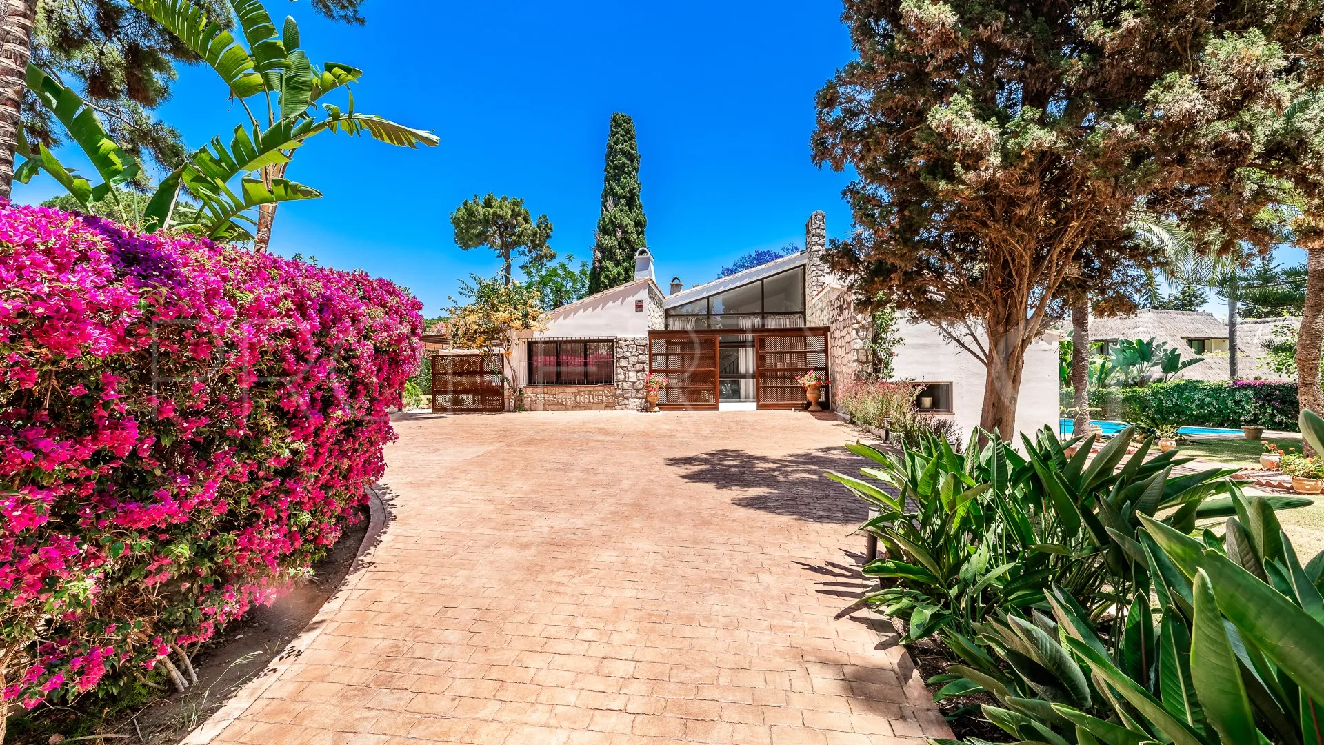 For sale villa in Los Monteros with 4 bedrooms