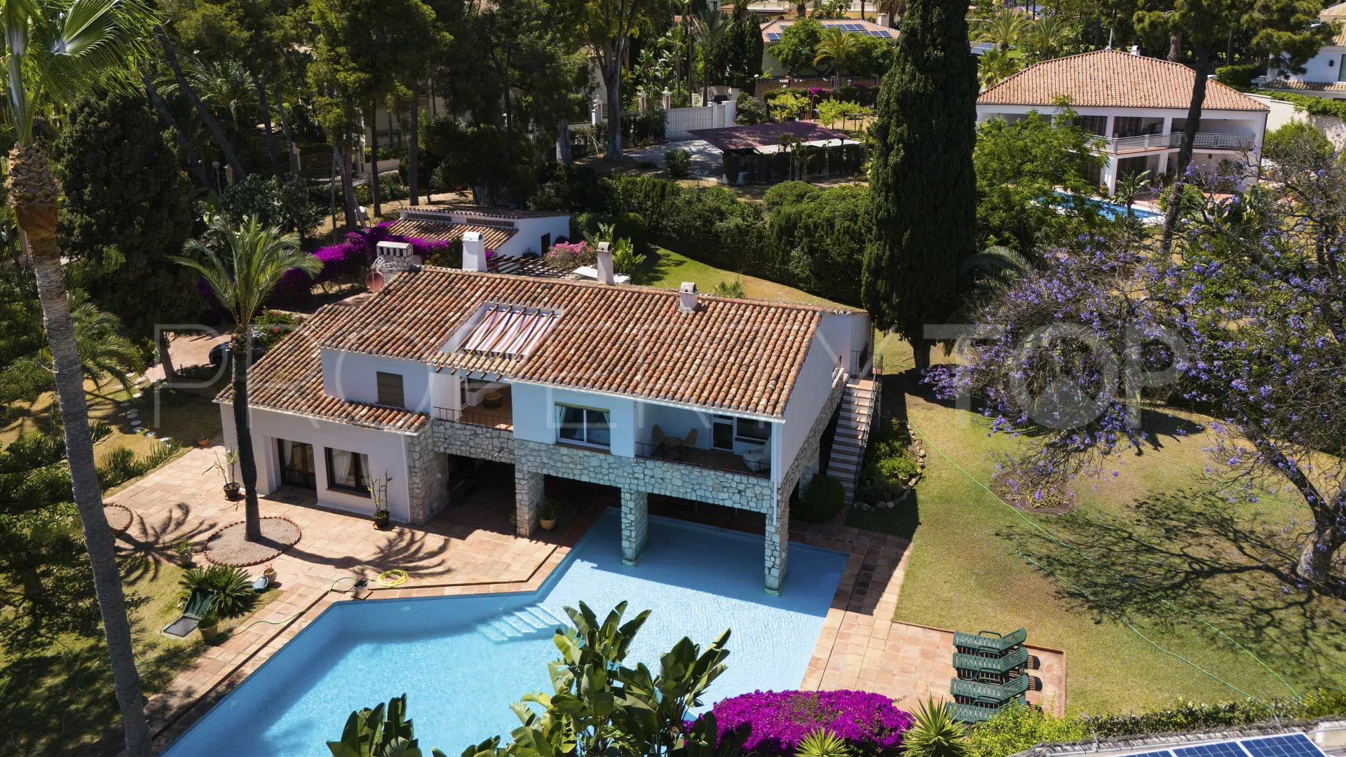 For sale villa in Los Monteros with 4 bedrooms