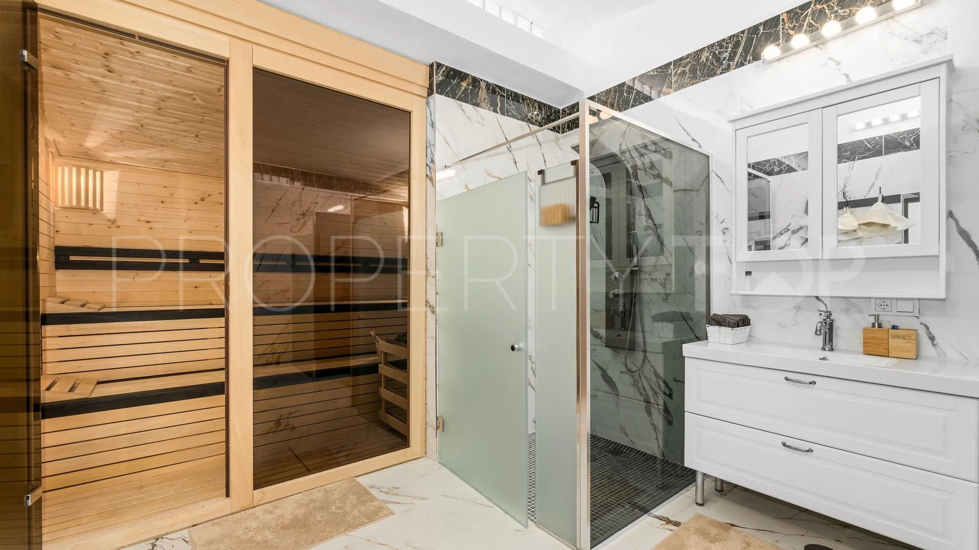 For sale villa in Los Monteros with 4 bedrooms