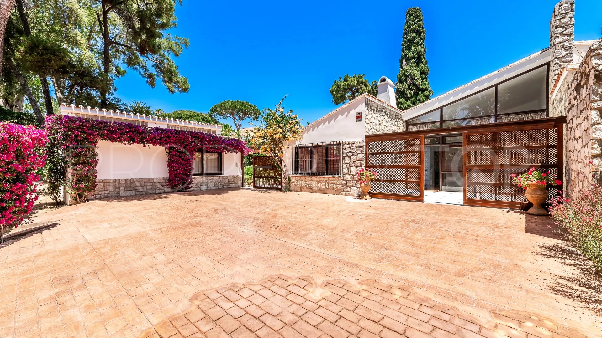 For sale villa in Los Monteros with 4 bedrooms