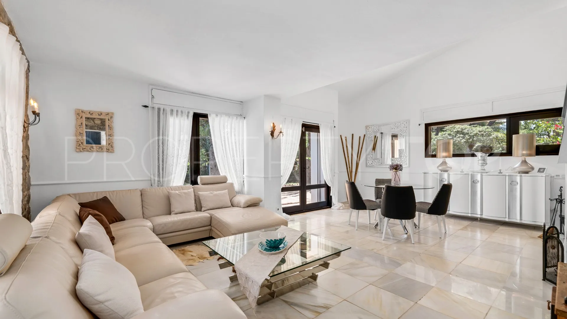 For sale villa in Los Monteros with 4 bedrooms