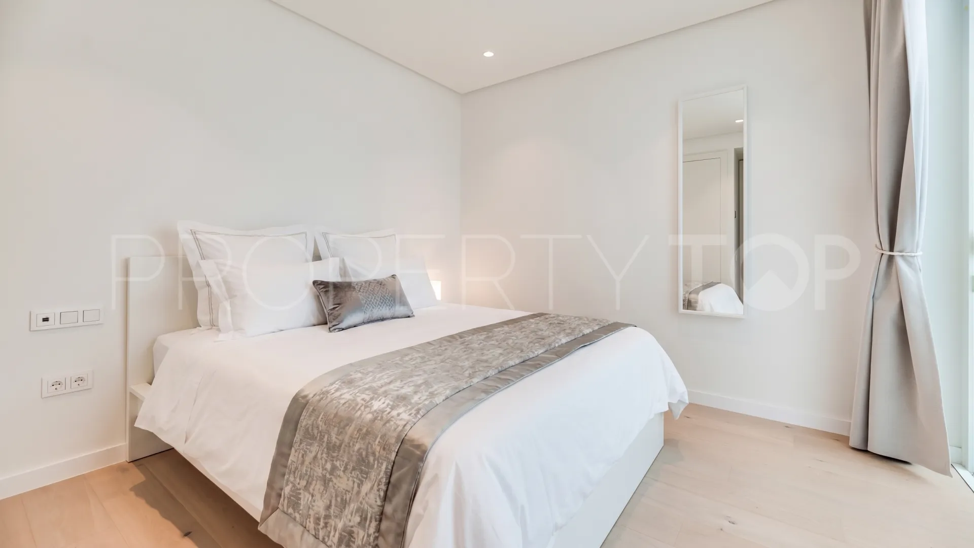 Palo Alto ground floor apartment for sale